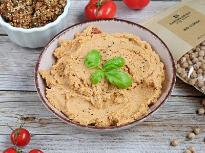 Hummus se sušenými rajčaty a semínkovými krekry