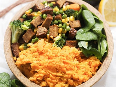 Výživný a rychlý vegan oběd? Vyzkoušejte tempeh a myslete na zeleninu