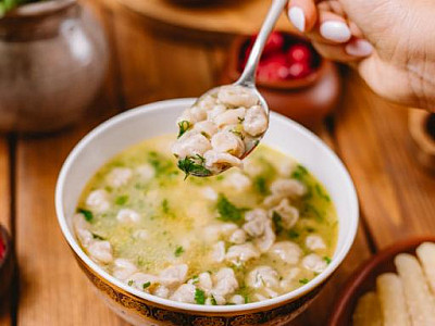 Jarní polévka s medvědím česnekem