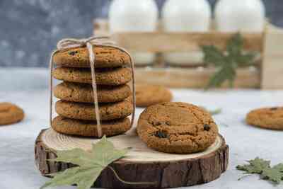 chocolate-cookies-rope-wooden-board_optimized (2)